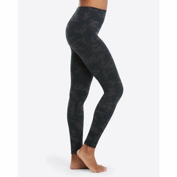 SPANX Look At Me Now Seamless Black Camo Leggings Size Medium - Picture 1 of 10